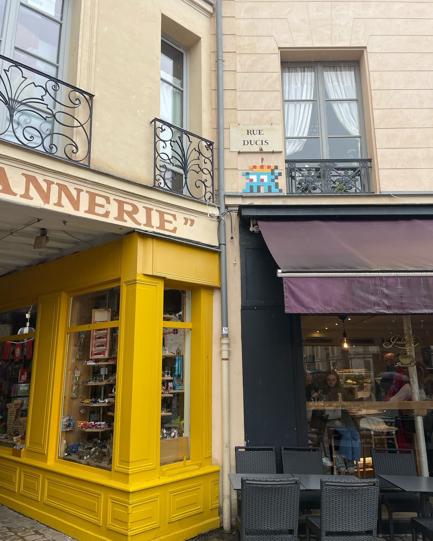 Photo by spaceinvadershunter in Versailles, France.