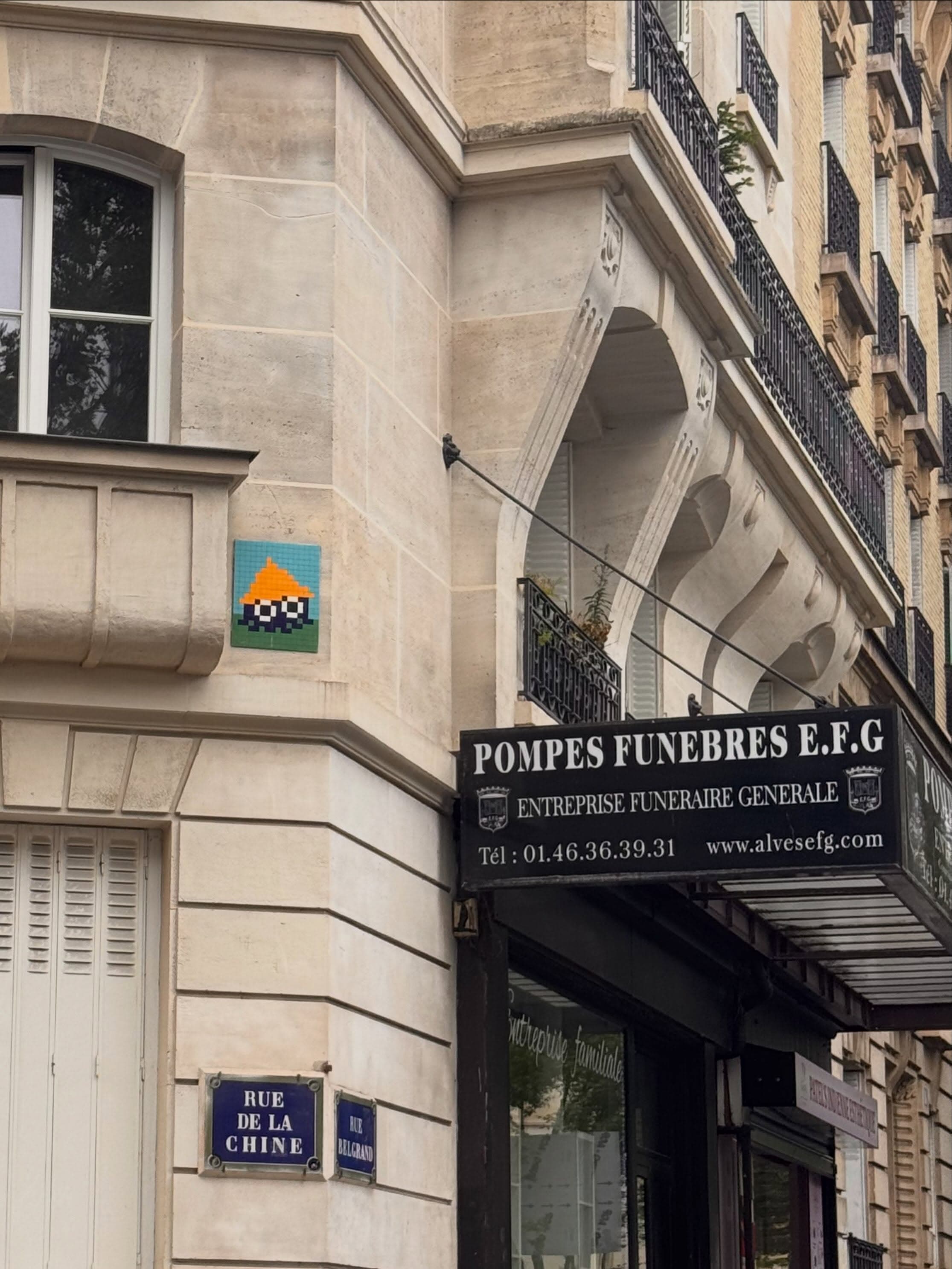 Photo by @adrien_chasse_invaders in Rue de la Chine. E.G E.F.G ENTREPRISE ENTREPRISEFUNERAIREGENERALE FU NERAIRE GENERALE www.alvesefg.com g.com Tél:01.46.36.39.31 RUE DE DELA LA CHINE II 纯L信的'.