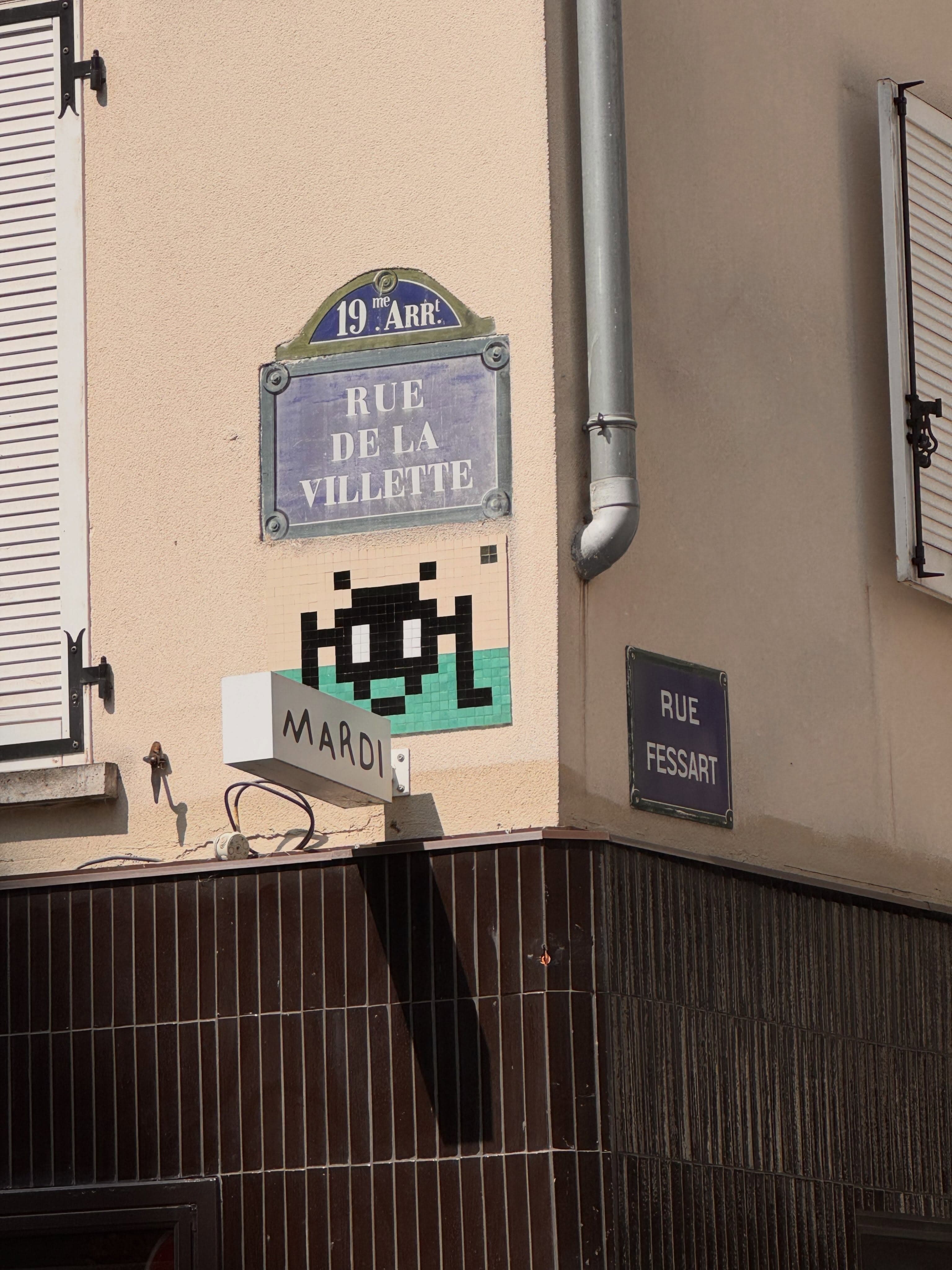 Photo by @adrien_chasse_invaders in Rue Fessart. ARR nie و ARR RR RUE DE DELA LA VILLETTE ห่ม่ MARDI MARDIE RUE FESSART‎'‎‎.