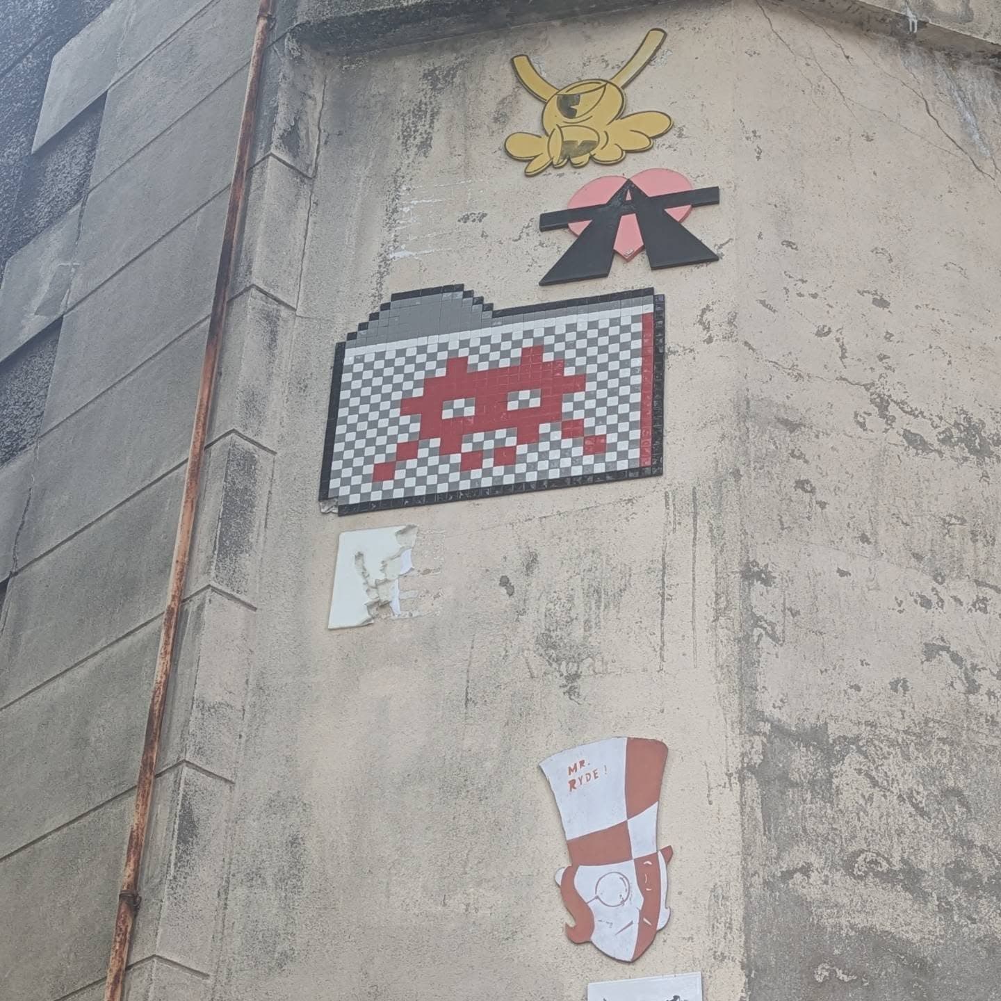 Photo by à_la_recherche_des_Invaders on July 25, 2026. May be pop art of text that says '愛 一天 A V RYDE M'.